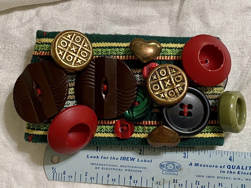 Pulsera elástica artesanal ÚNICA EN SU CLASE con botones antiguos/vintage aplicados Foto 2 de 4