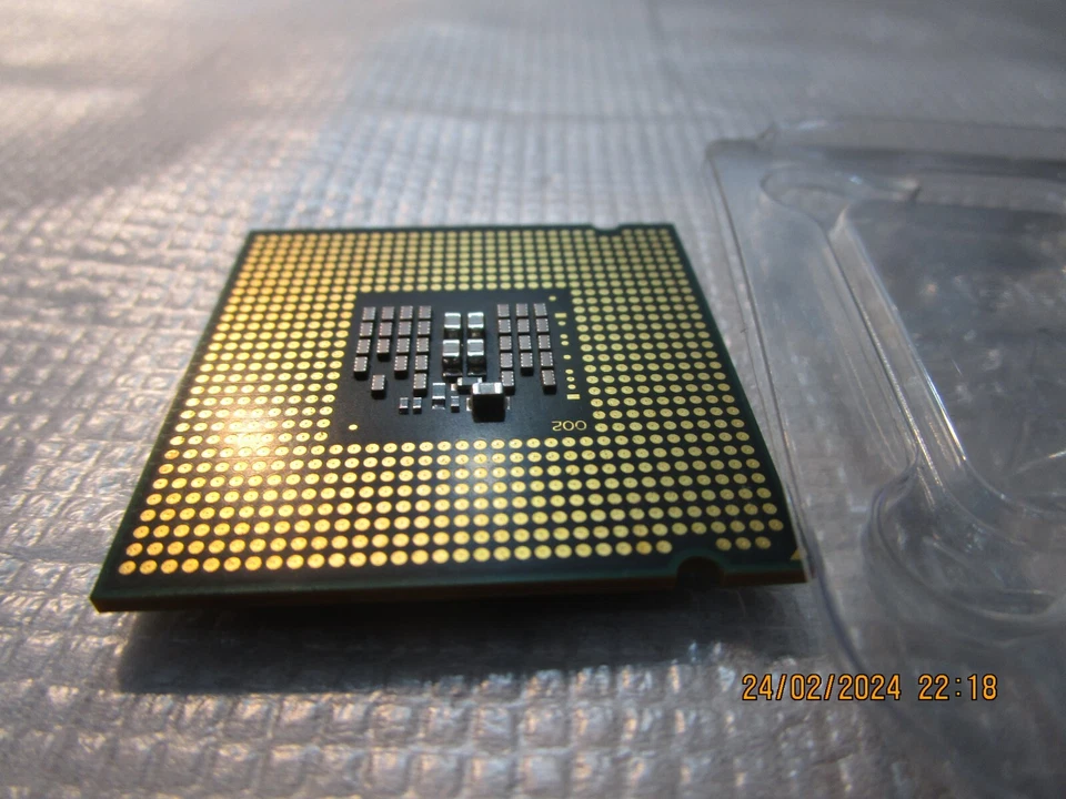 Intel Core 2 Quad Q8200 CPU SLG9S 2.33 GHz 4 MB 1333MHz LGA 775 versione tray - Immagine 4 di 4