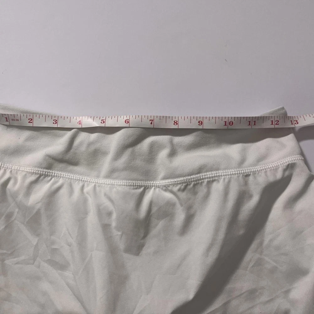 White tennis skirt for gym by Lululemon coquette style White tennis skirt for gym by Lululemon coquette style