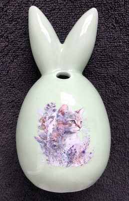 Teelichthalter grün mit Hasenohren und einem Katzenmotiv auf der Vorderseite