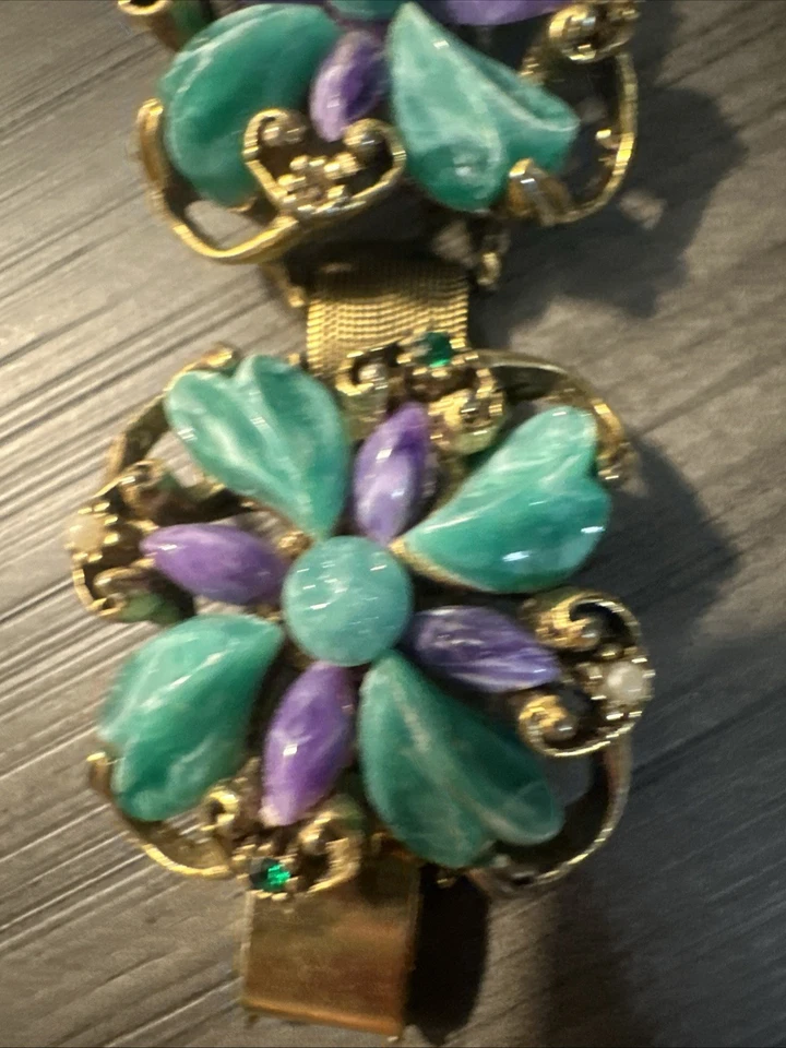 Brazalete de eslabones florales vintage de amatista y resina verde moldeada RARA de la década de 1950 Foto 2 de 4