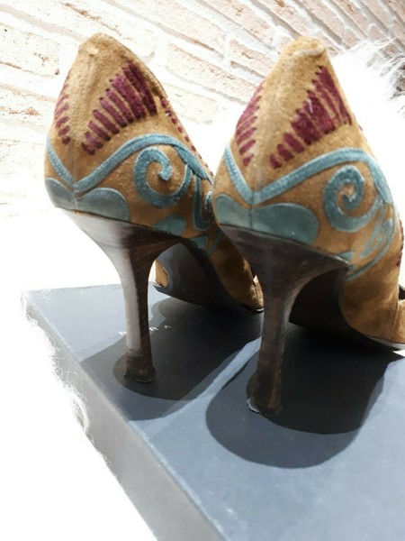 Pura López. Zapatos de salón en ante marrón. Talla 40