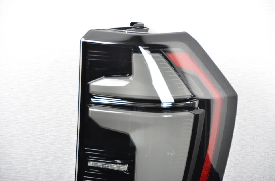 Черный светодиодный задний фонарь для Chevrolet Chevy Suburban Tahoe 2025 года от оригинального производителя для правостороннего пассажира - Изображение 2 из 4