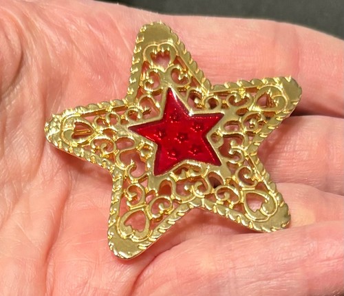 Broche prendedor estrella tono dorado firmado esmalte rojo centro estrella de colección trabajo abierto filigrana - Imagen 1 de 9