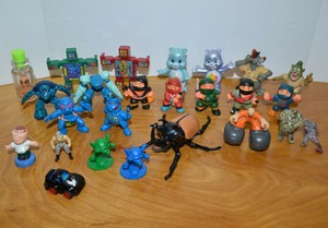 VINTAGE-amp-MODERN-MINI-FIGURE-JUNK-DRAWER-TOY-LOT-ARMY-ANTS-SOMA-GUMMI-BEARS-TOMY