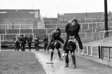 Crystal Palace prepare for their home cup match v Everton Leap fro- Old Photo 2