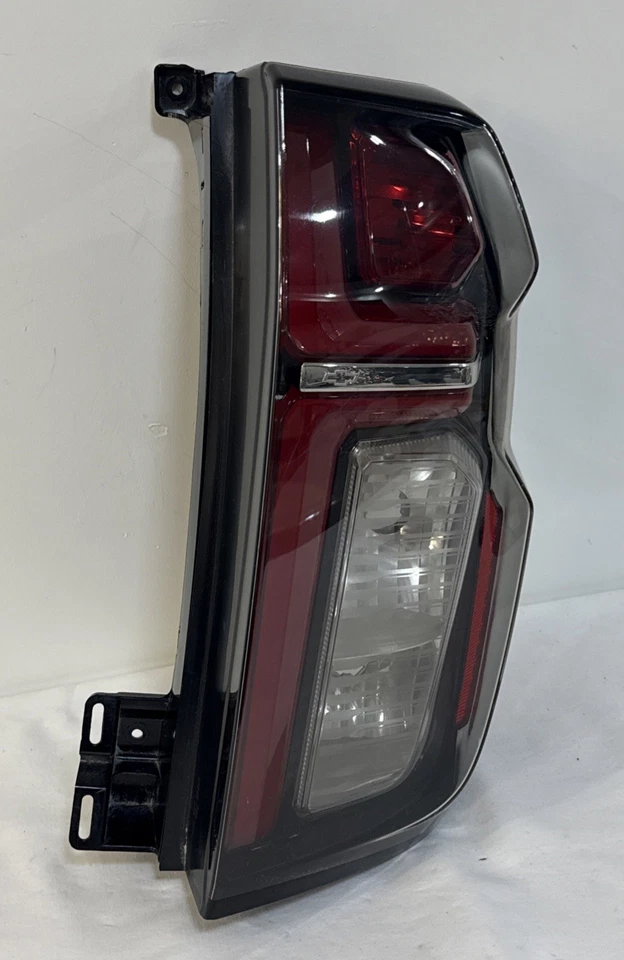 Luz trasera derecha halógena LED OEM 2021-2024 Chevrolet Tahoe/Suburban Foto 3 de 4