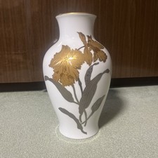 Okura Pottery, Gold-etched Rose 23cm Vase