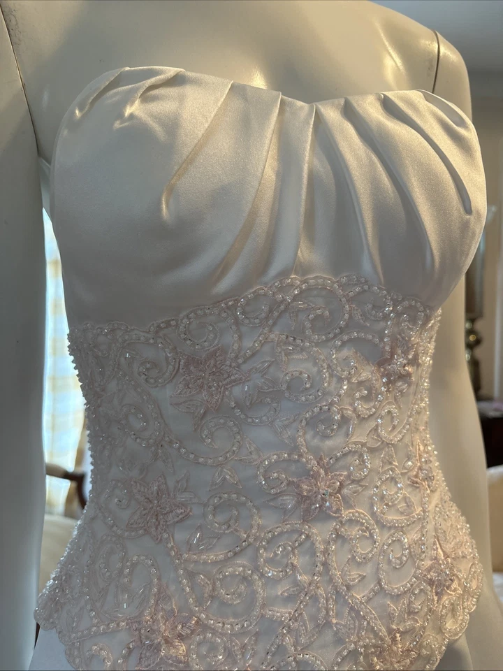 Vestido de novia Allure novia blanco rosa con cuentas sin tirantes talla 6 Foto 3 de 4