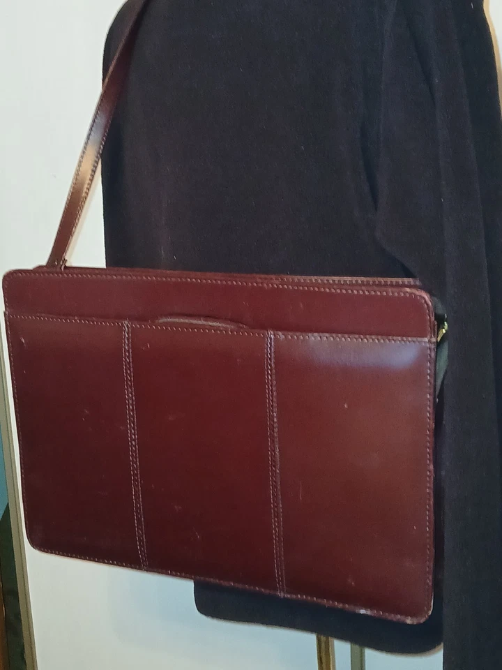 Estuche portafolio de cuero borgoña con asas plegables y correa para el hombro Foto 4 de 4