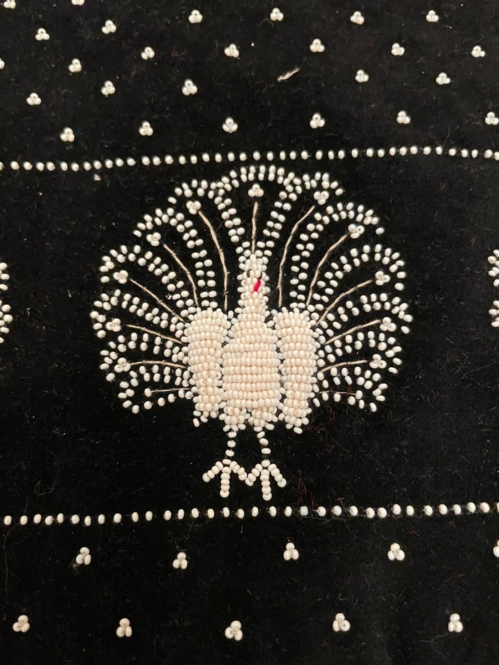 Semillas blancas victorianas del siglo XX pavos reales con cuentas sobre té de terciopelo negro acogedor raro Foto 4 de 4