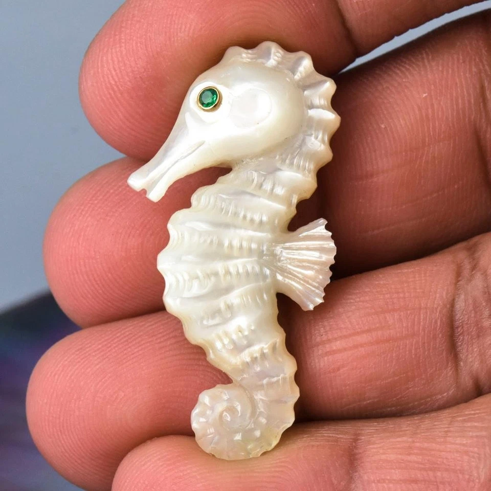 Seepferdchen Weiße Perlmutt Muschel Schnitzerei Mit Smaragd Augen Bohrung 6,35 G - Bild 4 von 4