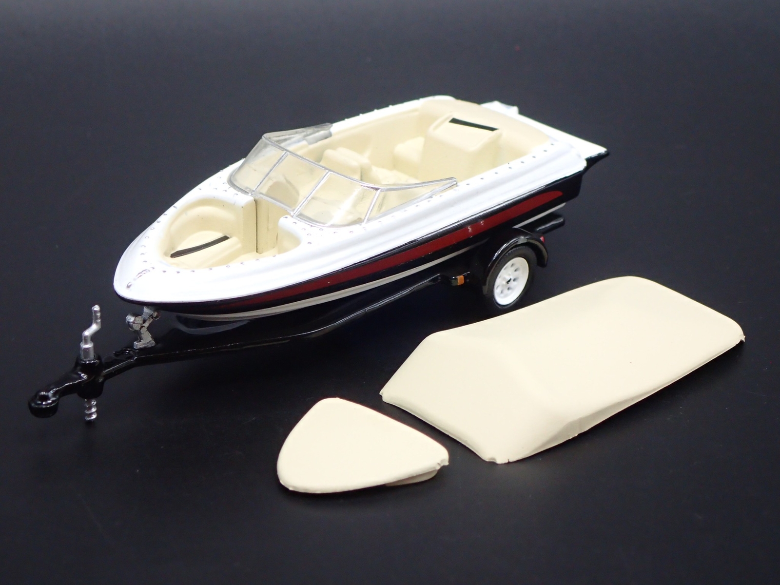 SPEEDBOAT w/ COVER ON TRAILER 164 SCALE DIORAMA COLLECTIBLE DIECAST