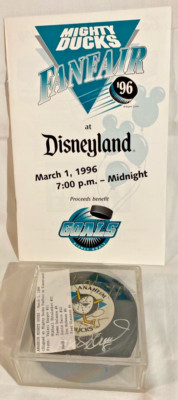Anaheim Mighty Ducks 1996 Team Signed Puck Selanne 8 Sacco 12 Disneyland FanFair