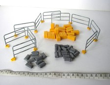 Vintage Britains Farm 11 churns, 11 silage bags, 17 hay bales, 10 metal fences