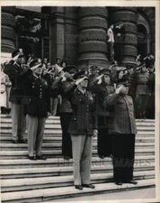 1950 Press Photo US Brigadier General Ira P Swift salutes in ceremony, Vienna