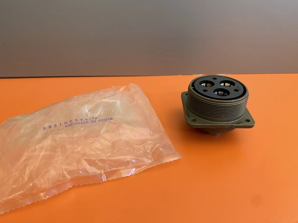 Bendix/Amphenol Circular MIL Spec Connector 6P MS3102R36-3S  - Image 2 of 4