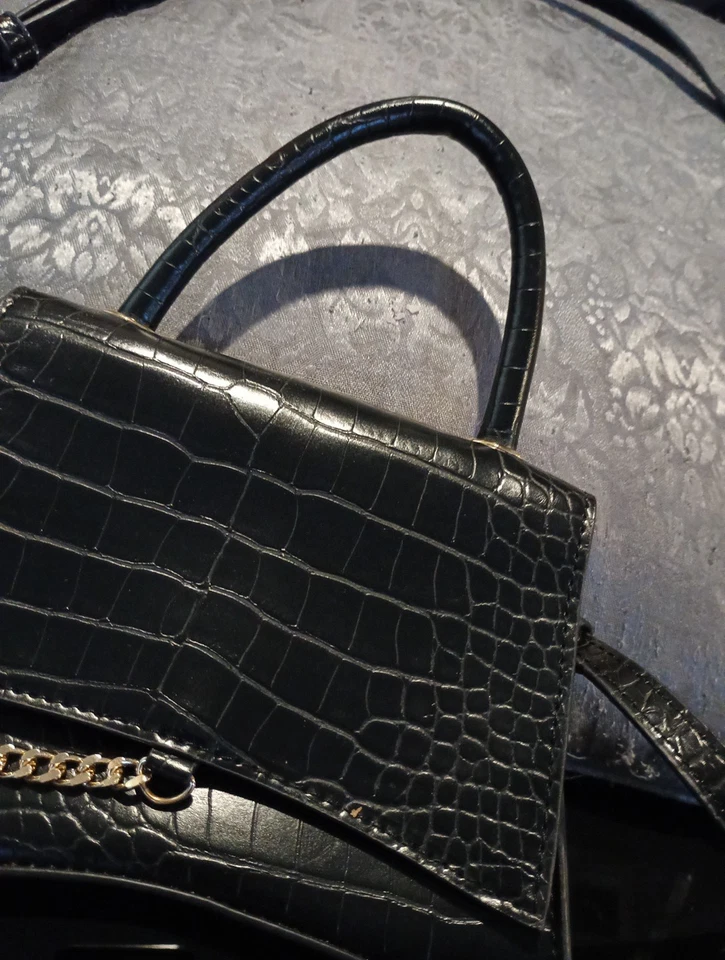 Mini Cartera Forever 21 Para Mujer Negra Imitación Cuero Patrón Cocodrilo Correa Ajustable Foto 3 de 4