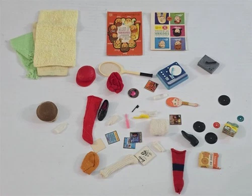 X-812 VINTAGE 1960/70'S MATTEL BARBIE SKIPPER & KEN DOLL ACCESSORIES