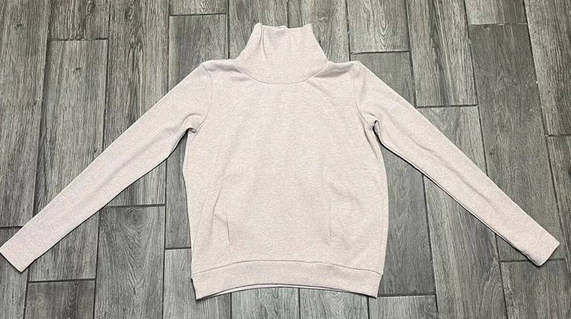 alo-yoga clarity long sleeve turtleneck sweatshirt