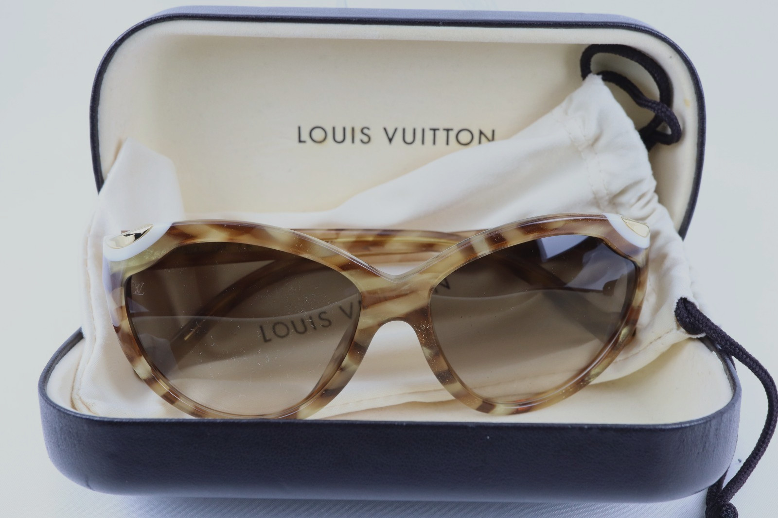 LOUIS VUITTON Z0747E Cat Eye Sunglasses Tortoise Made in Italy with Case