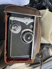 Yashica-D Camera / Yashikor 80mm F3.5 Twin-lens Reflex Camera in Black Shutt.