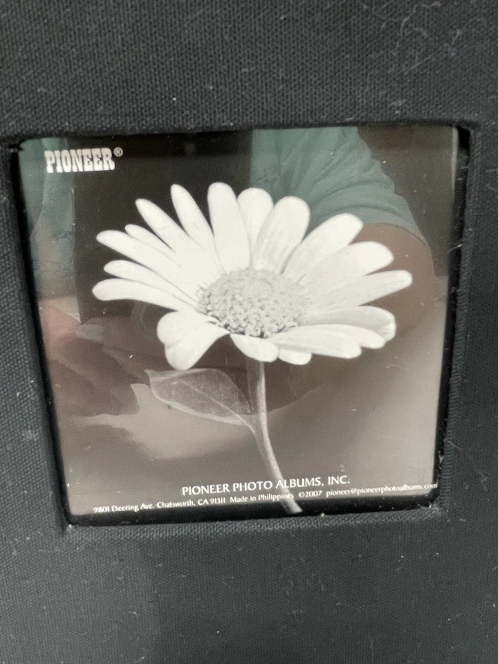 Álbum de fotos con cubierta de marco de tela negra Pioneer 200 bolsillos para fotos 4x6 Foto 2 de 3