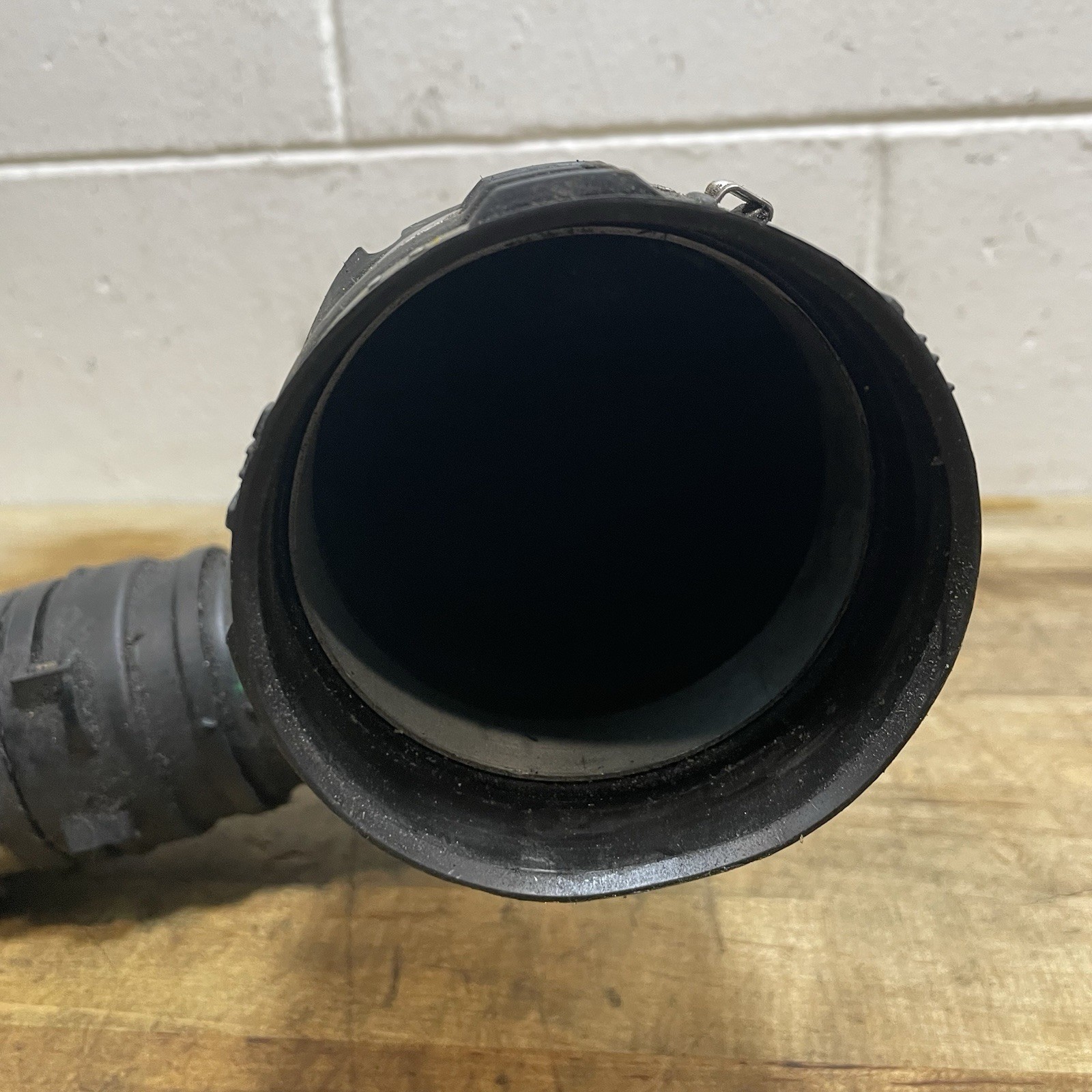 2014-2017 MASERATI GHIBLI M157 3.0 RIGHT AIR INTAKE HOSE TUBE 670003845 67000384