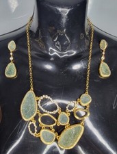 Collar y pendientes de colección Kara Ross tono dorado llamativo con cristales