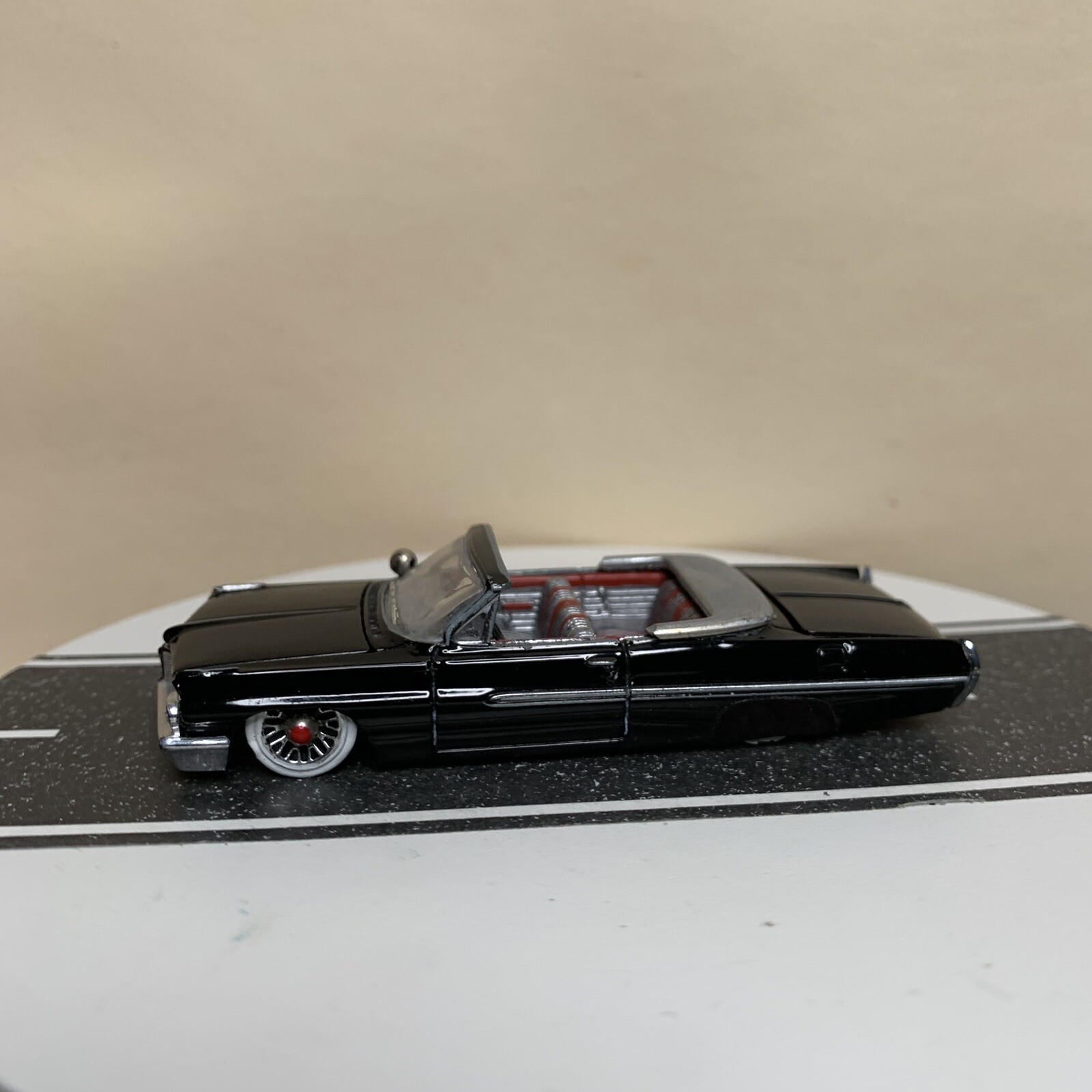 CUSTOM ERTL American Muscle 1962 Pontiac Catalina Convertible Black Lowered 1:64