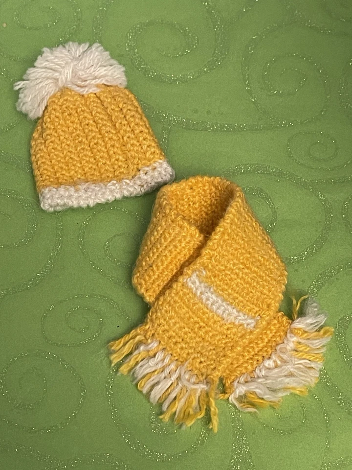 Acessórios para bonecas Barbie: chapéu e cachecol fofos de crochê amarelo e branco combinando - Imagem 2 de 4