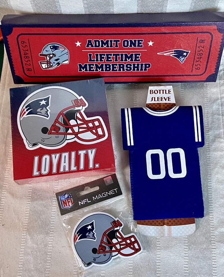 4 piezas Juego de regalo de los New England Patriots 2 colgantes de pared, imán de casco de equipo y Koozie Foto 4 de 4