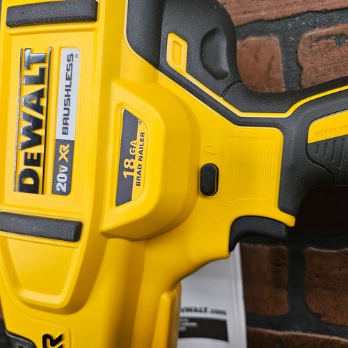 Chiodatrice Dewalt DCN680 20V XR Brushless 18ga Brad -***NUOVA*** - Foto 9 di 17
