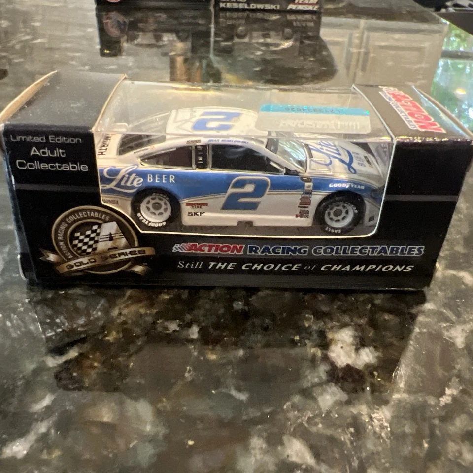 Brad Keselowski 2016 #2 Miller Lite Darlington Penske Fusion 1/64 Copa NASCAR Foto 4 de 4