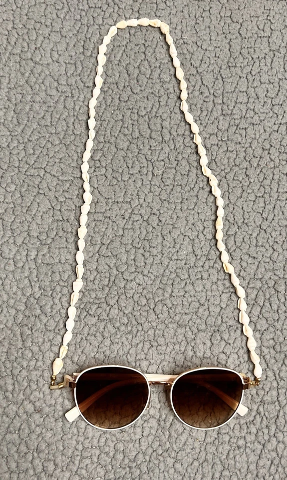 Gafas de sol redondas para mujer con conchas marinas soporte para gafas tostado y marrón  Foto 2 de 3