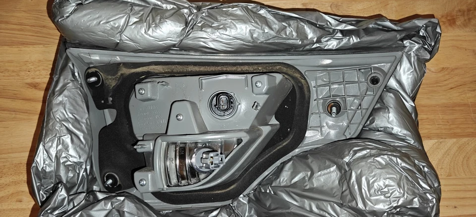 2014-16 TOYOTA HIGHLANDER INNER RIGHT TAIL LIGHT OEM Tail lamp 815800E050 - Image 3 of 4