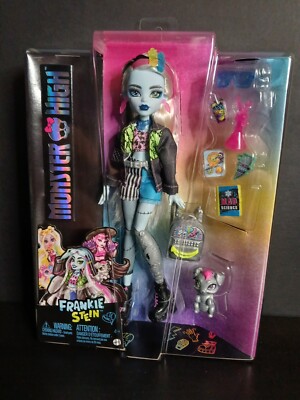 Monster High Frankie Stein doll. new in box. with accessories and pet.