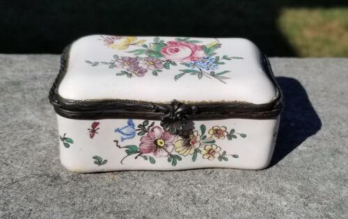 ANTIQUE~FRENCH FAIENCE HINGED PORCELAIN ENAMEL TRINKET BOX~WHITE~FLORAL~3.25" - Picture 2 of 19