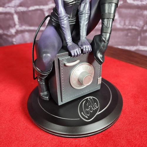 DC Collectibles Cover Girls Catwoman by Joelle Jones Statue #593/5000 - Picture 11 of 11