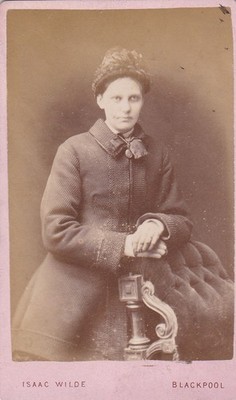 VICT.CDV FOTO. DAMENMÜTZE UND MANTEL VON ISAAC WILDE, BLACKPOOL