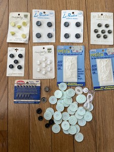 VINTAGE BUTTON LOT NEW OLD STOCK ON CARD