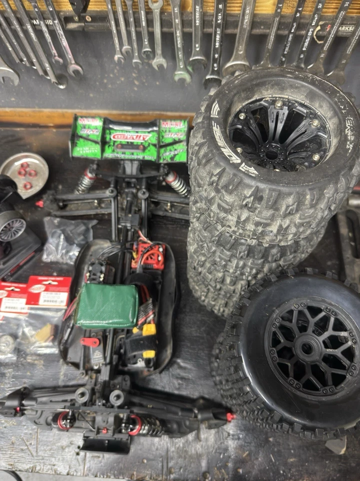 Team Corally M Line Punisher Basher 1:8 6s Fähig RC RTR 1/8 Monstertruck+lader - Bild 2 von 4