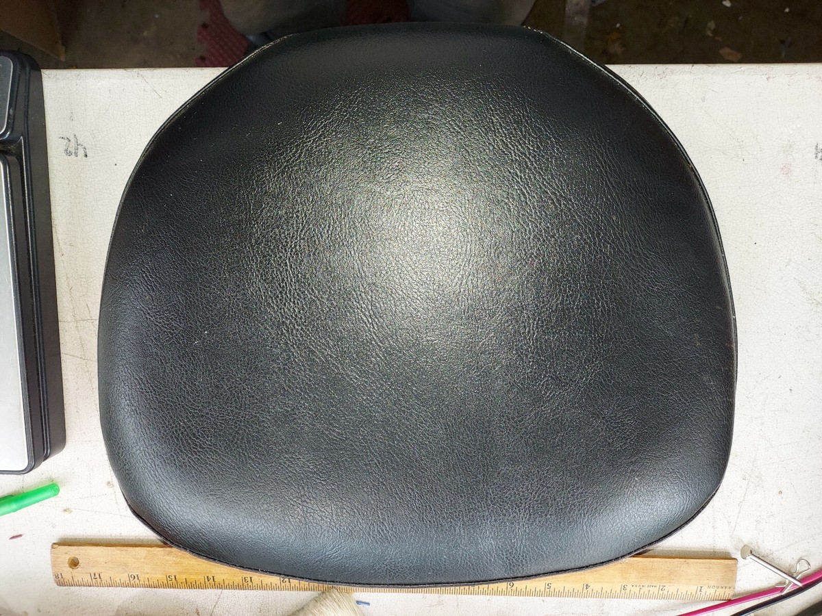 21TT84 SEAT CUSHION FROM AVITA 950 EXERCISE MACHINE, 13-3/4