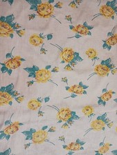 Tela de saco de alimentación vintage 38" x 43” rosas amarillas grandes con hojas verdes sobre blanco