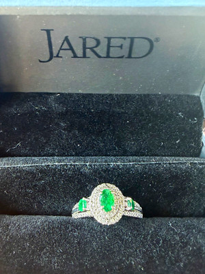 Jared 10k White Gold Oval Green Genuine Emerald and Diamond Halo Ring Size 7