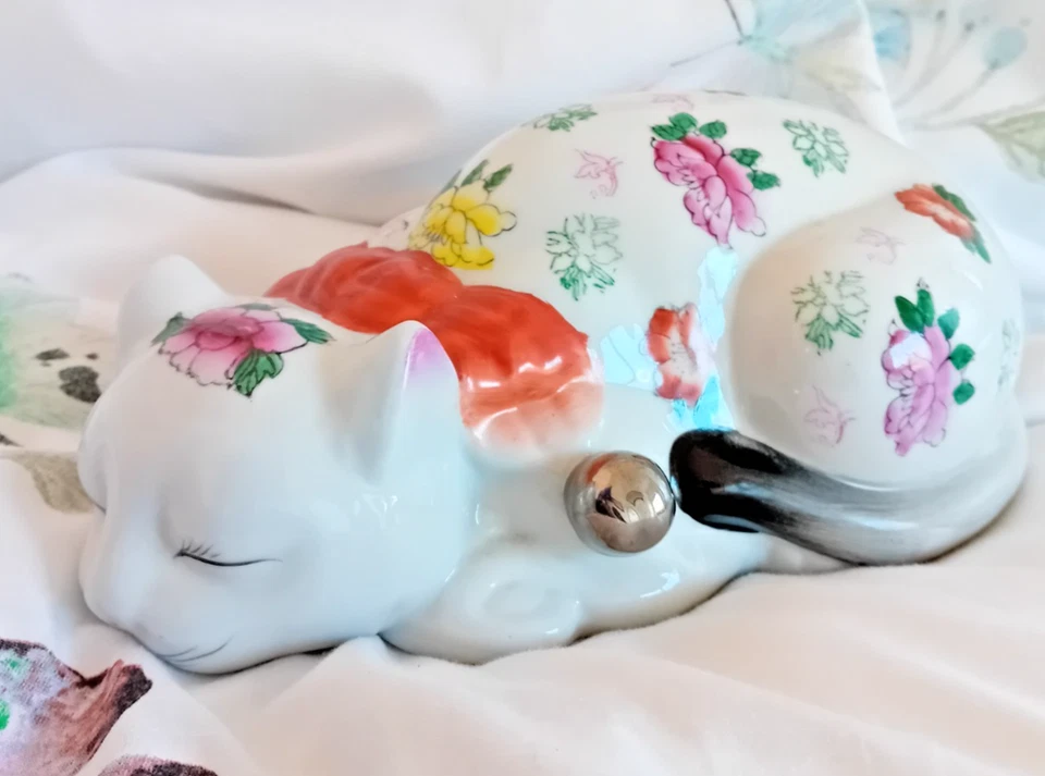 1940 Antique. Oriental Porcelain. Hand Painted. Large Sleeping Cat Ornament 25cm - Image 4 of 4