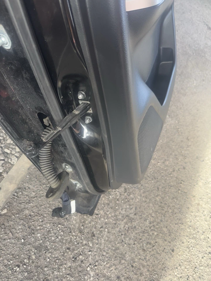 Puerta trasera para conductores Nissan Navara 2017 NP300 negra y plateada Foto 4 de 4