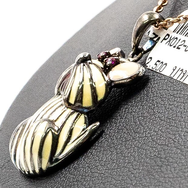 Colgante animal redondo de plata de ley con rubí de 0,03 quilates en esmalte beige y naranja Foto 3 de 4