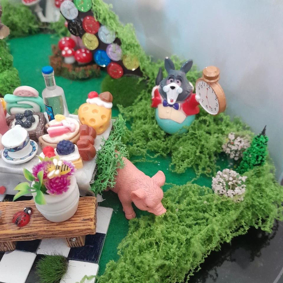 THE MAD HATTERS TEA PARTY Alice In Wonderland Centrepiece Diorama - Image 4 of 4