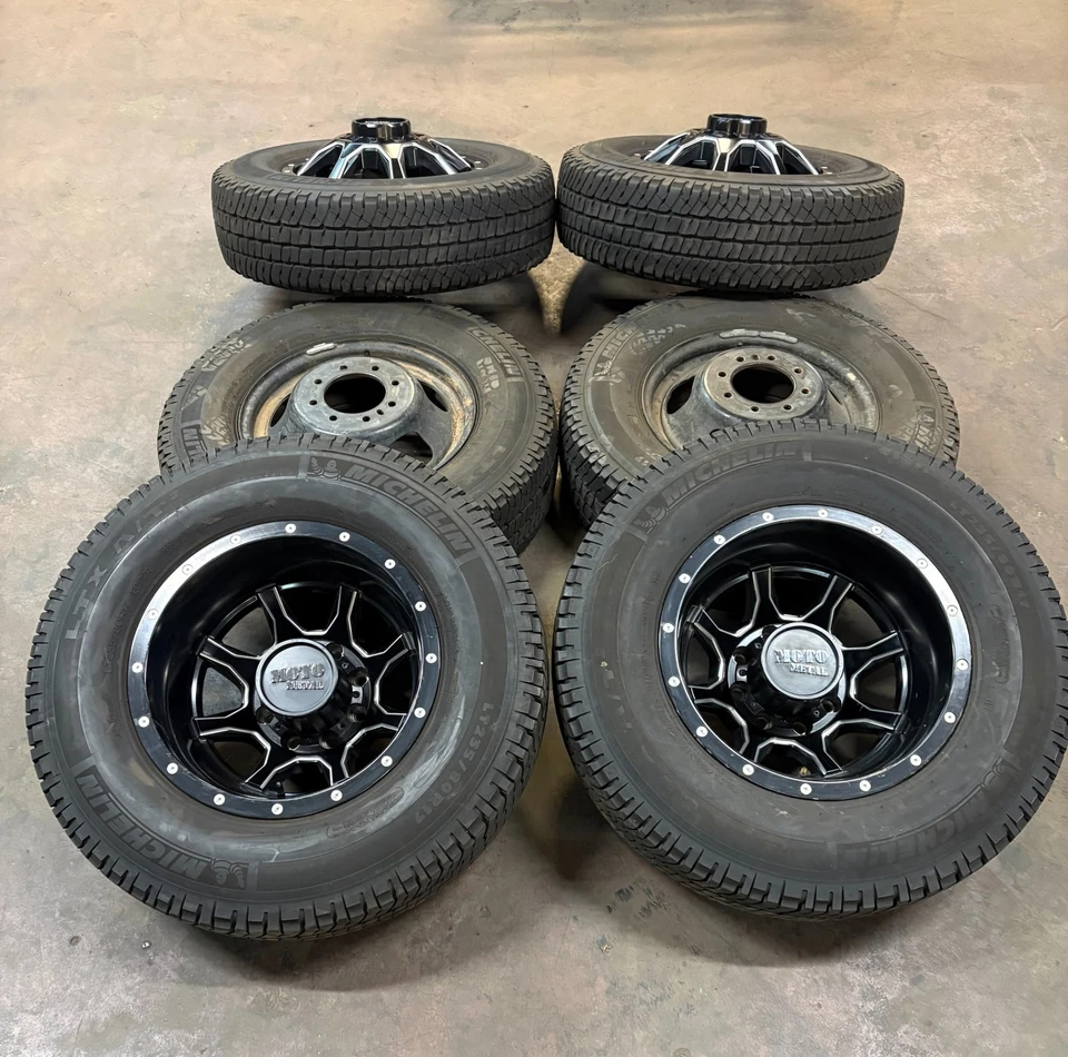 Juego de ruedas usadas Moto Metal Doble MO995 '89-'18 RAM 3500 Doble 235/80R17 LT Foto 2 de 4